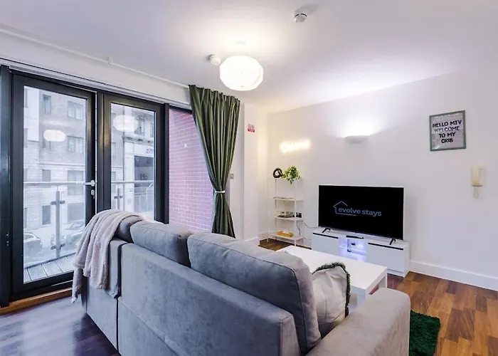 Spacious Deansgate Apartment, Free Park, Sleeps 8