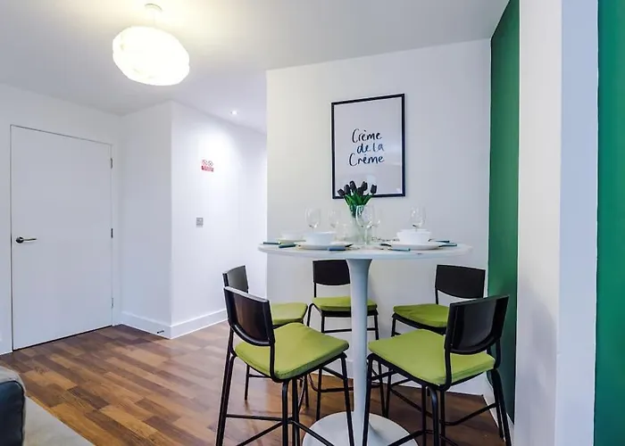 Daire Spacious Deansgate Apartment, Free Park, Sleeps 8 *