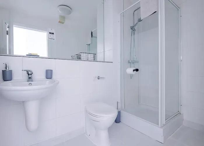 Spacious Deansgate Apartment, Free Park, Sleeps 8