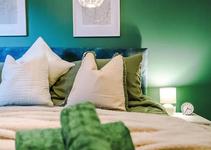 Daire Spacious Deansgate Apartment, Free Park, Sleeps 8 *