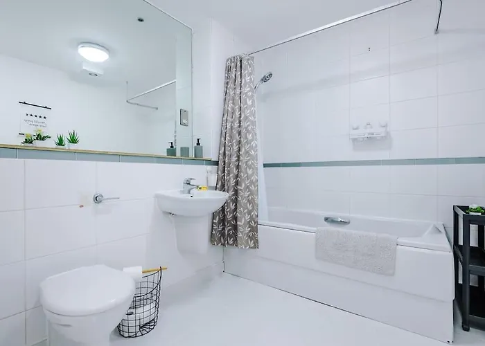 Daire Spacious Deansgate Apartment, Free Park, Sleeps 8 *