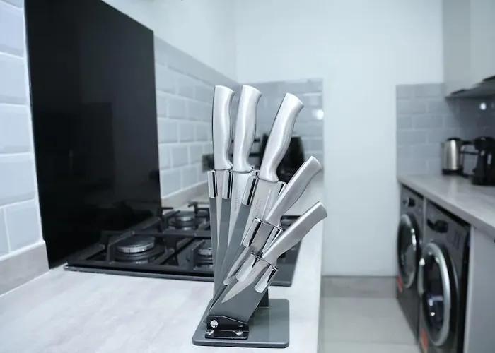 Full, Modern Family House In Salford 펜션 *