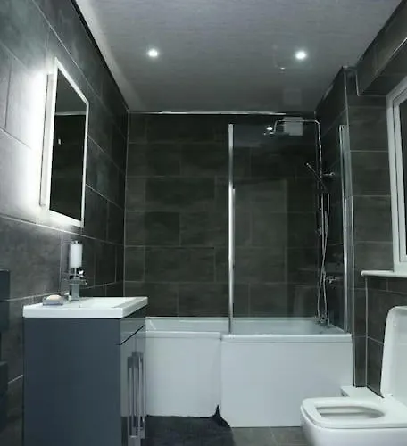 Full, Modern Family House In Salford Casa vacanze