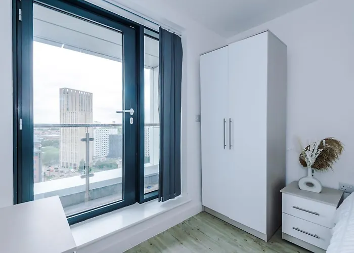 Centre - Luxury Two Bedroom * Манчестер