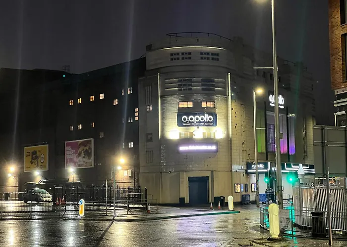 New Getaway House With 2 Free Parking Appartement Manchester