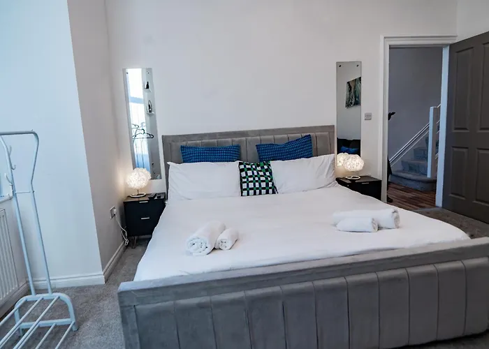 House - Sleeps 7 - Parking - Garden - Near Stn