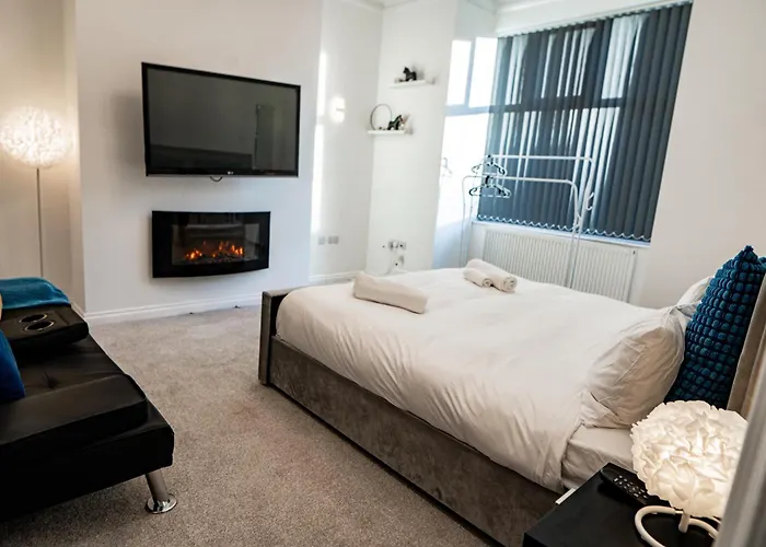 House - Sleeps 7 - Parking - Garden - Near Stn Tatil Evi Manchester