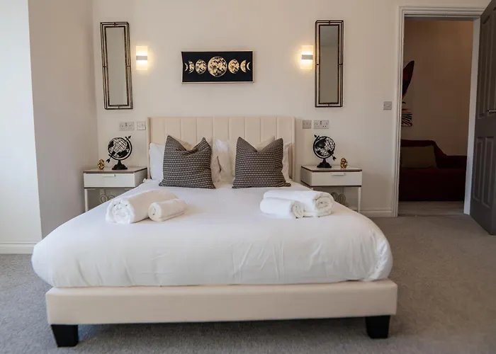 House - Sleeps 7 - Parking - Garden - Near Stn Manchester