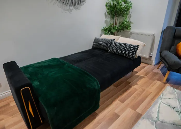 House - Sleeps 7 - Parking - Garden - Near Stn Manchester