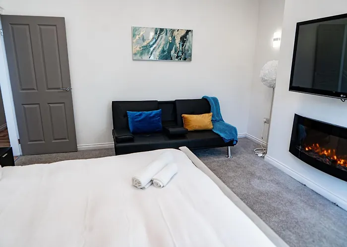 House - Sleeps 7 - Parking - Garden - Near Stn