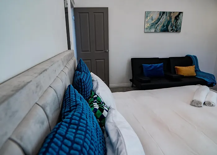 House - Sleeps 7 - Parking - Garden - Near Stn *