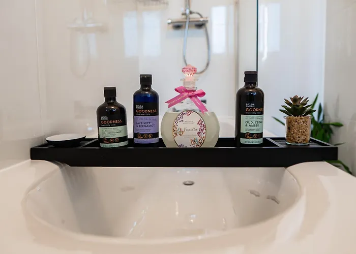 House - Sleeps 7 - Parking - Garden - Near Stn Tatil Evi