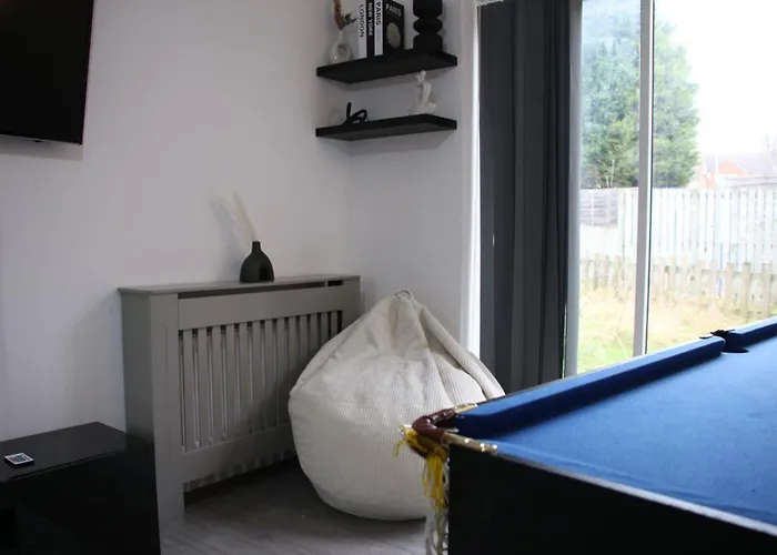 Semesterbostad Modern Townhouse-free Parking-pool Table Manchester