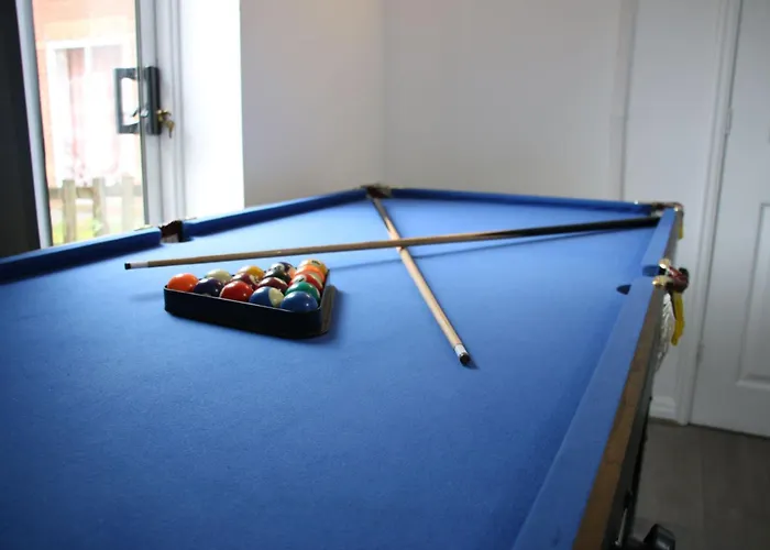 Modern Townhouse-free Parking-pool Table *