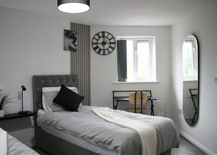 Modern Townhouse-free Parking-pool Table * Manchester