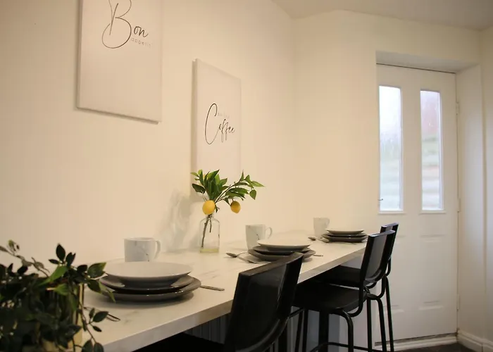 Modern Townhouse-free Parking-pool Table * Manchester