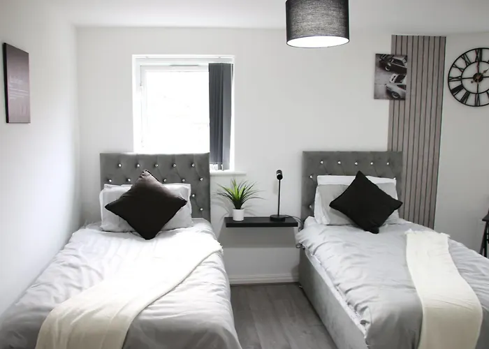 Modern Townhouse-free Parking-pool Table * Manchester