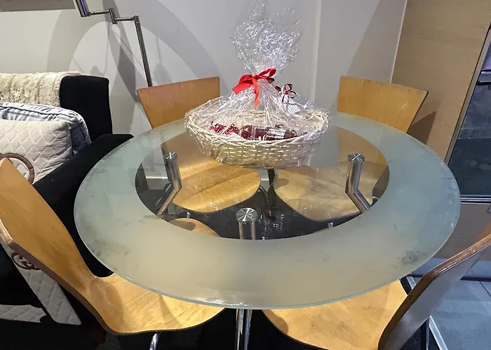 Cozy 5 Min Walk From Arena *