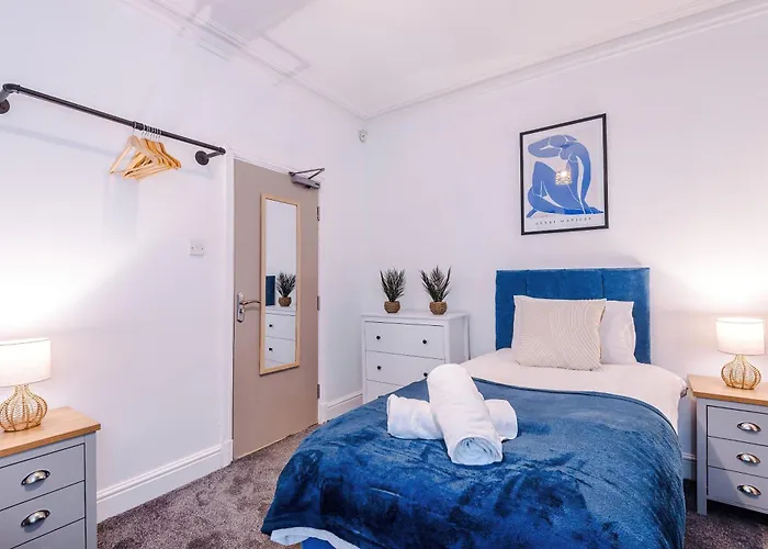 펜션 Modern 3-bed , Sleeps 7, Free Parking & Close To Centre *