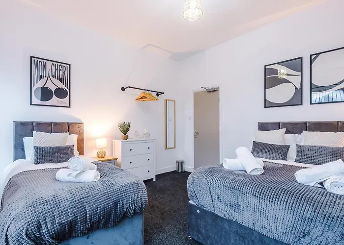 Dom wakacyjny Modern 3-bed , Sleeps 7, Free Parking & Close To Centre