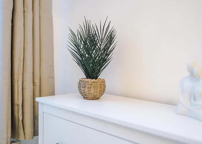 펜션 Modern 3-bed , Sleeps 7, Free Parking & Close To Centre *