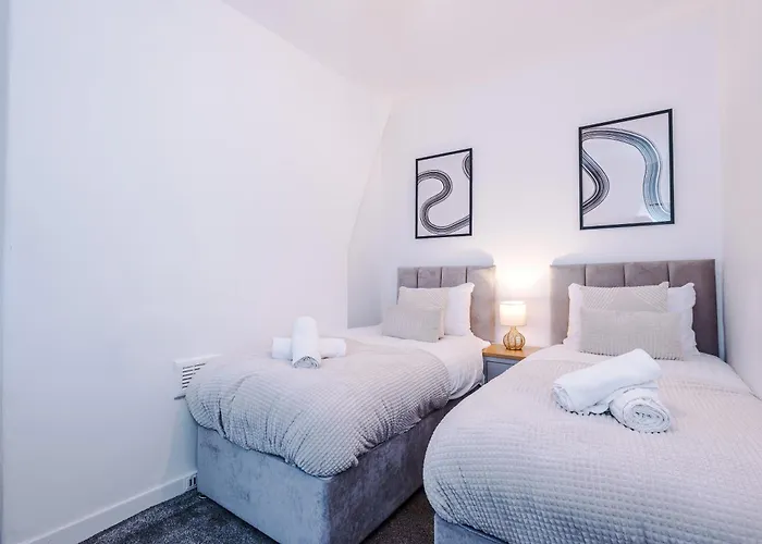 Modern 3-bed , Sleeps 7, Free Parking & Close To Centre Dom wakacyjny *