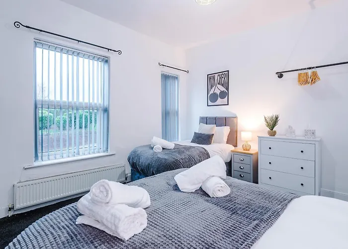 Modern 3-bed , Sleeps 7, Free Parking & Close To Centre Dom wakacyjny Manchester