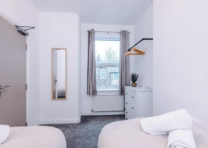 Modern 3-bed , Sleeps 7, Free Parking & Close To Centre * Manchester