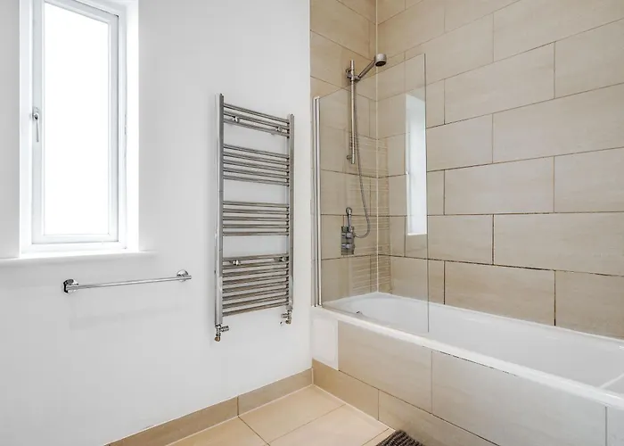 Four Bedroom By Brookland Serviced Short Lets With Free Wifi شقة مانشستر