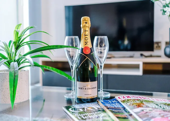 Sleek In By 53 Degrees Property, Ideal For Couples, Amazing Location! דירה *