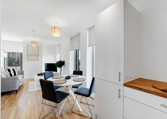 Luxury 2br In Media アパート