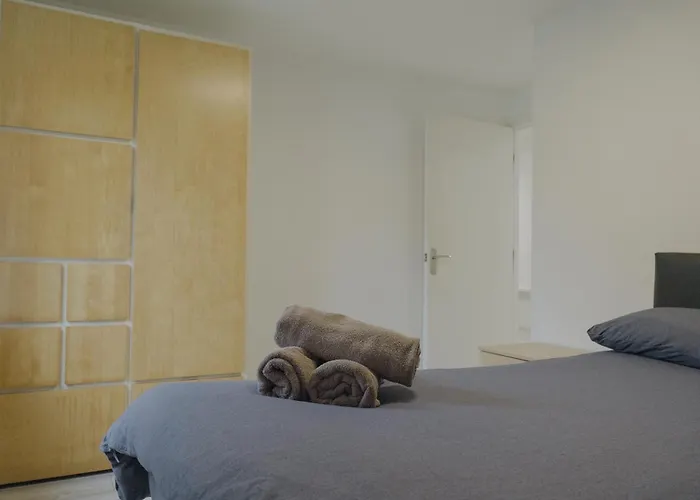 Apartment Lovely Modern 2 Bed Flat With Parking, Close To Centre