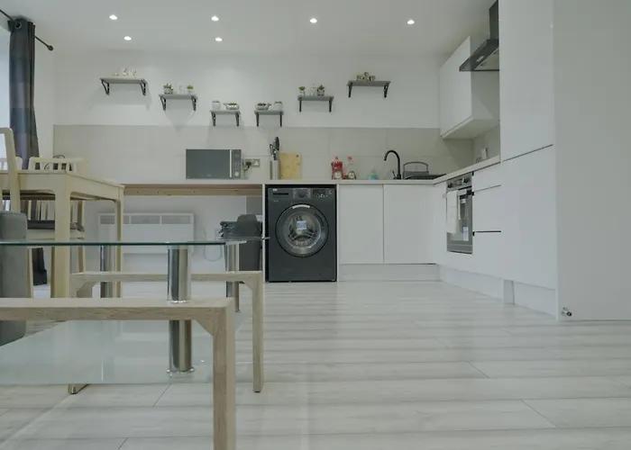 Lovely Modern 2 Bed Flat With Parking, Close To Centre Apartment *