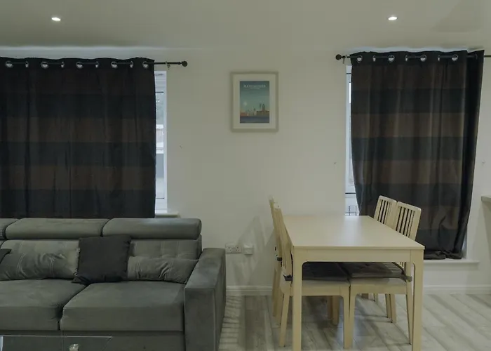 Apartment Lovely Modern 2 Bed Flat With Parking, Close To Centre *