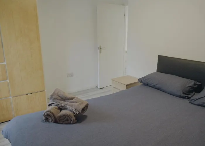 Lovely Modern 2 Bed Flat With Parking, Close To Centre Apartamento