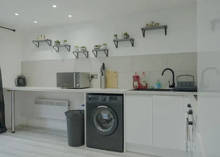 Apartment Lovely Modern 2 Bed Flat With Parking, Close To Centre *