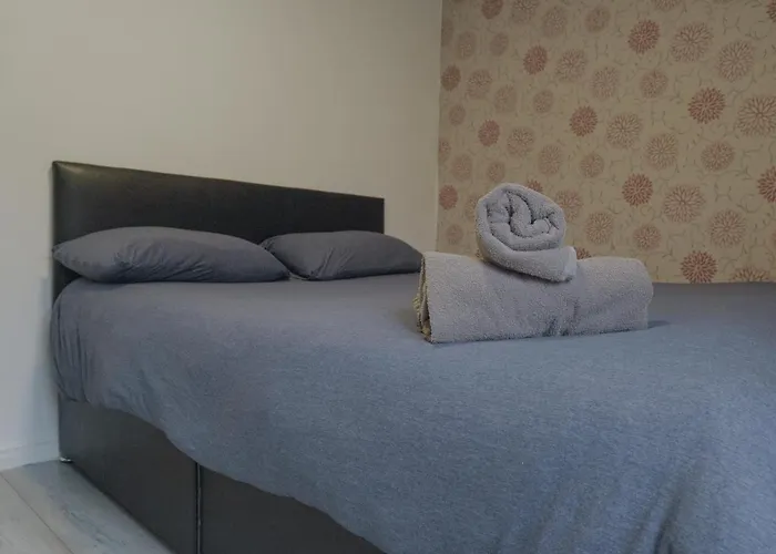 Lovely Modern 2 Bed Flat With Parking, Close To Centre