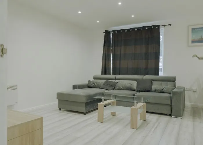 Lovely Modern 2 Bed Flat With Parking, Close To Centre Apartment