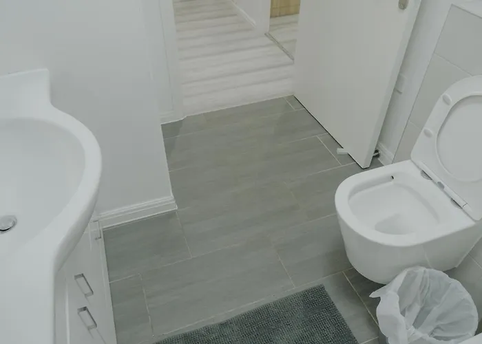 Lovely Modern 2 Bed Flat With Parking, Close To Centre *