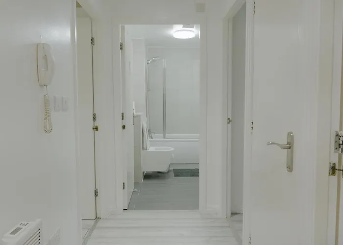 Lovely Modern 2 Bed Flat With Parking, Close To Centre