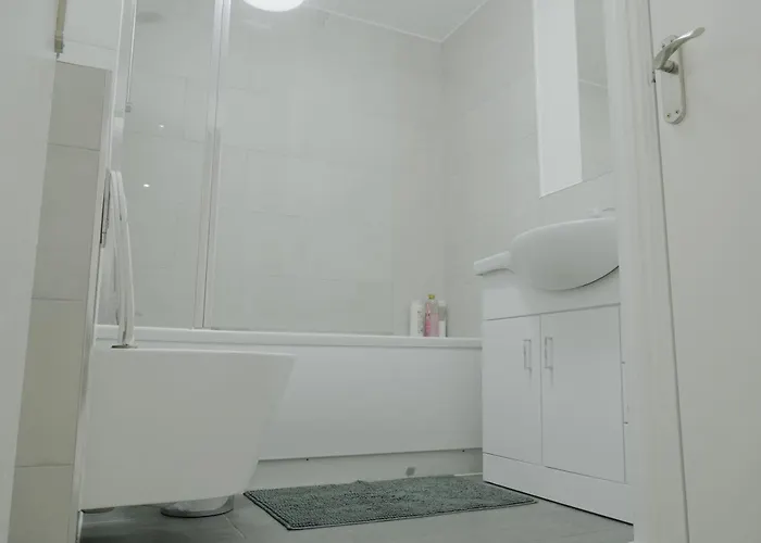 Lovely Modern 2 Bed Flat With Parking, Close To Centre Apartment *