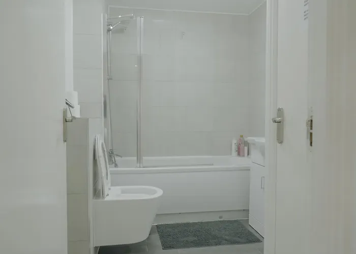 Lovely Modern 2 Bed Flat With Parking, Close To Centre Apartamento *