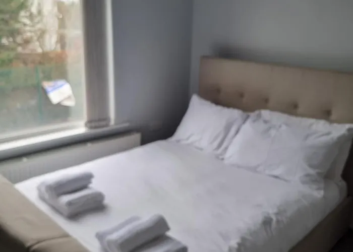 Newly Refurbished 2- Bed Stylish *