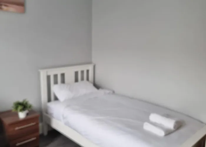 Newly Refurbished 2- Bed Stylish Apartment