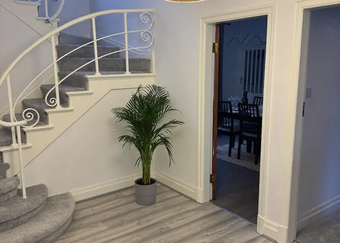 Oasis - Spacious 5 Bedroom House