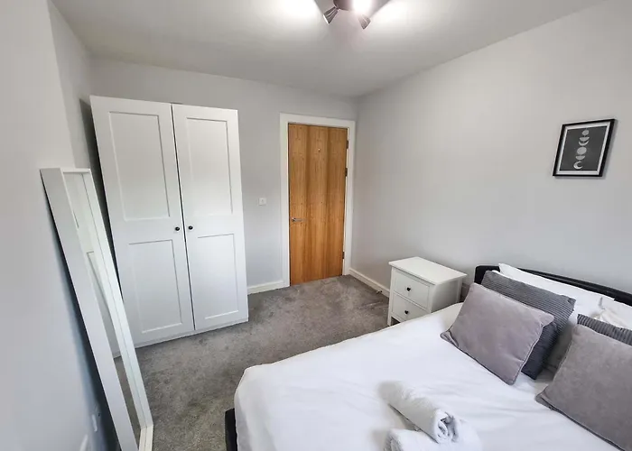 Canal Side Flat By Superhost *