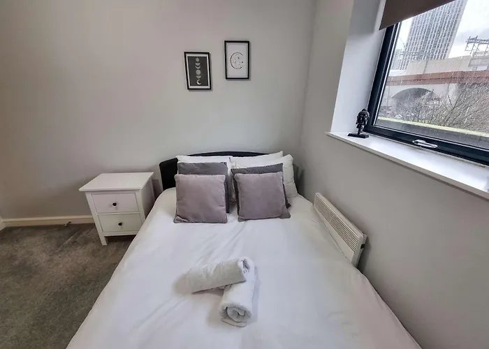 Canal Side Flat By Superhost *