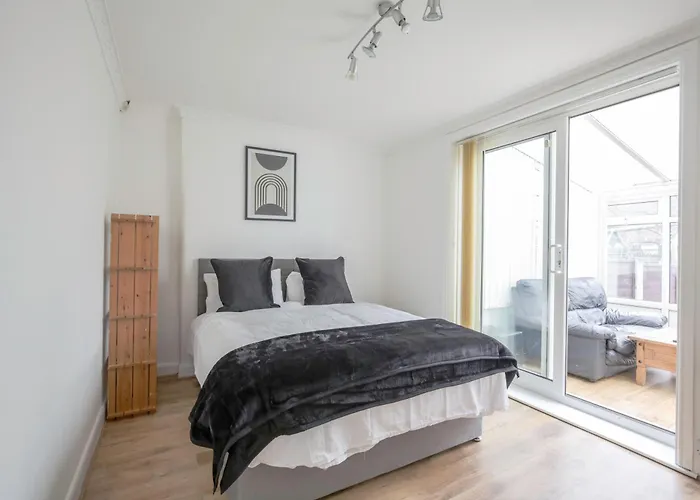 5-bedroom In Trendy Dibsbury Area With Parking