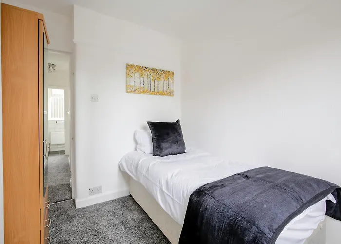 別荘 5-bedroom In Trendy Dibsbury Area With Parking マンチェスター