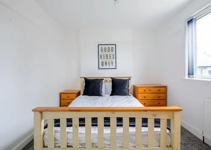 5-bedroom In Trendy Dibsbury Area With Parking Manchester